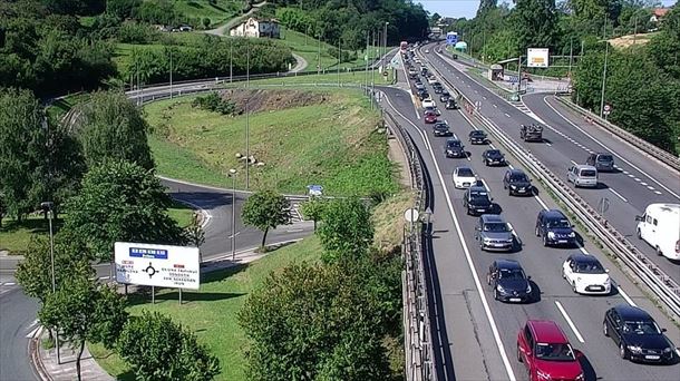 Retenciones en la A-8 al mediodía en Biriatu. Captura de imagen de una cámara de Tráfico.