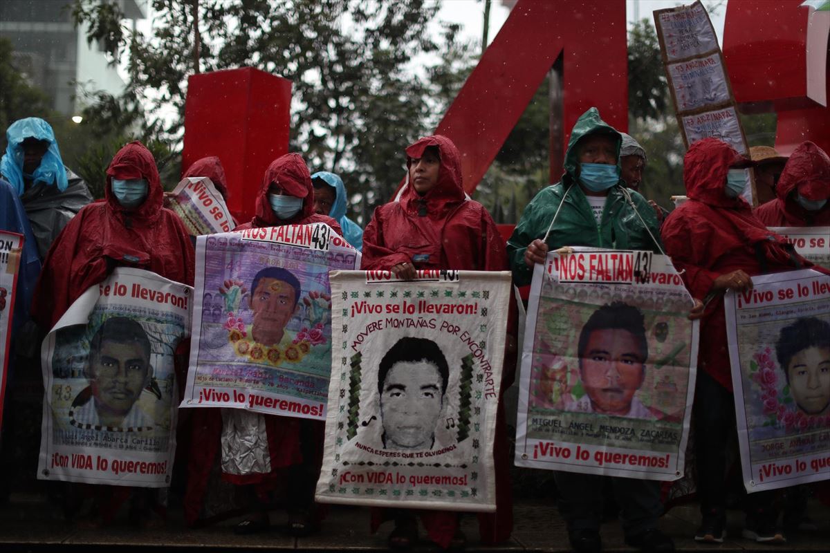 Ayotzinapan desagertutako 43 ikasleen senitartekoak Mexiko Hirian protestan, atzo. Argazkia: EFE