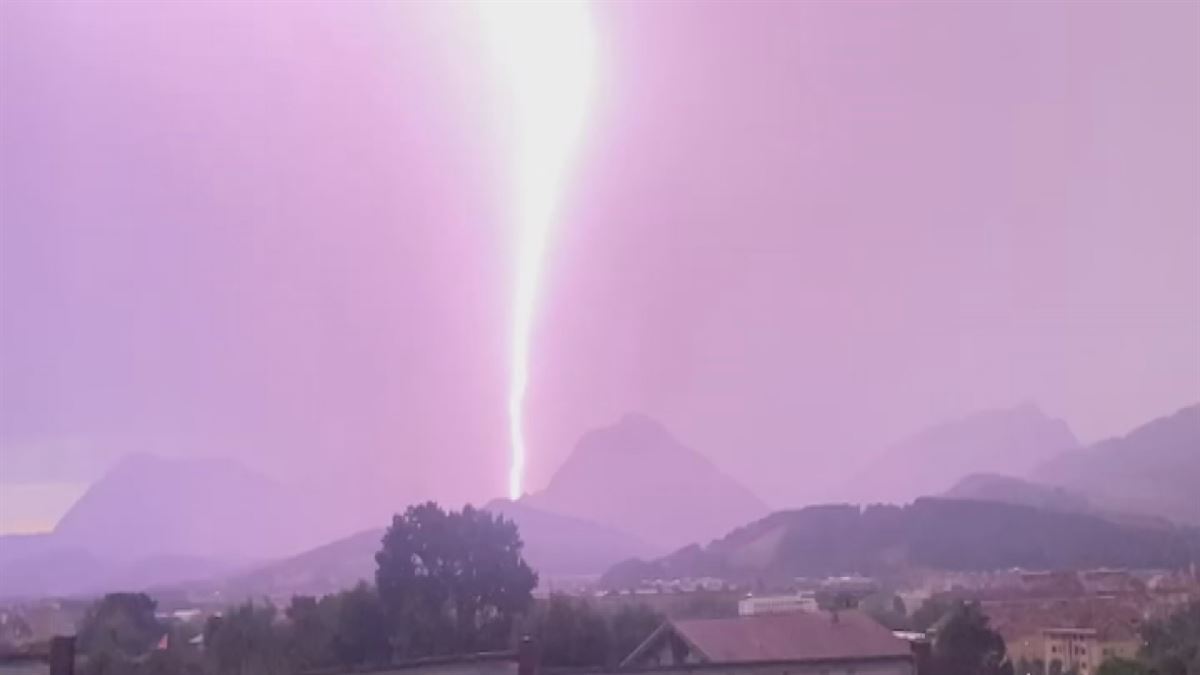 Relámpago sobre Durango. Imagen obtenida de un video de Xabier Olaskoaga.
