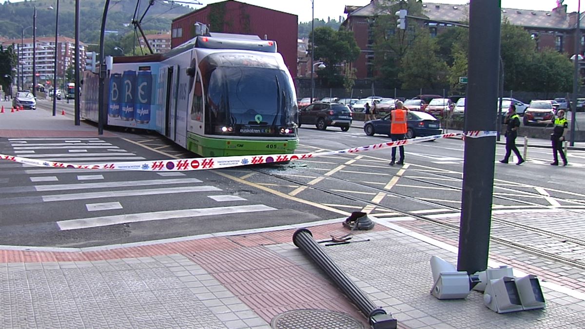 Un tranvía ha descarrilado frente a Bilbao Intermodal. Foto: EITB Media