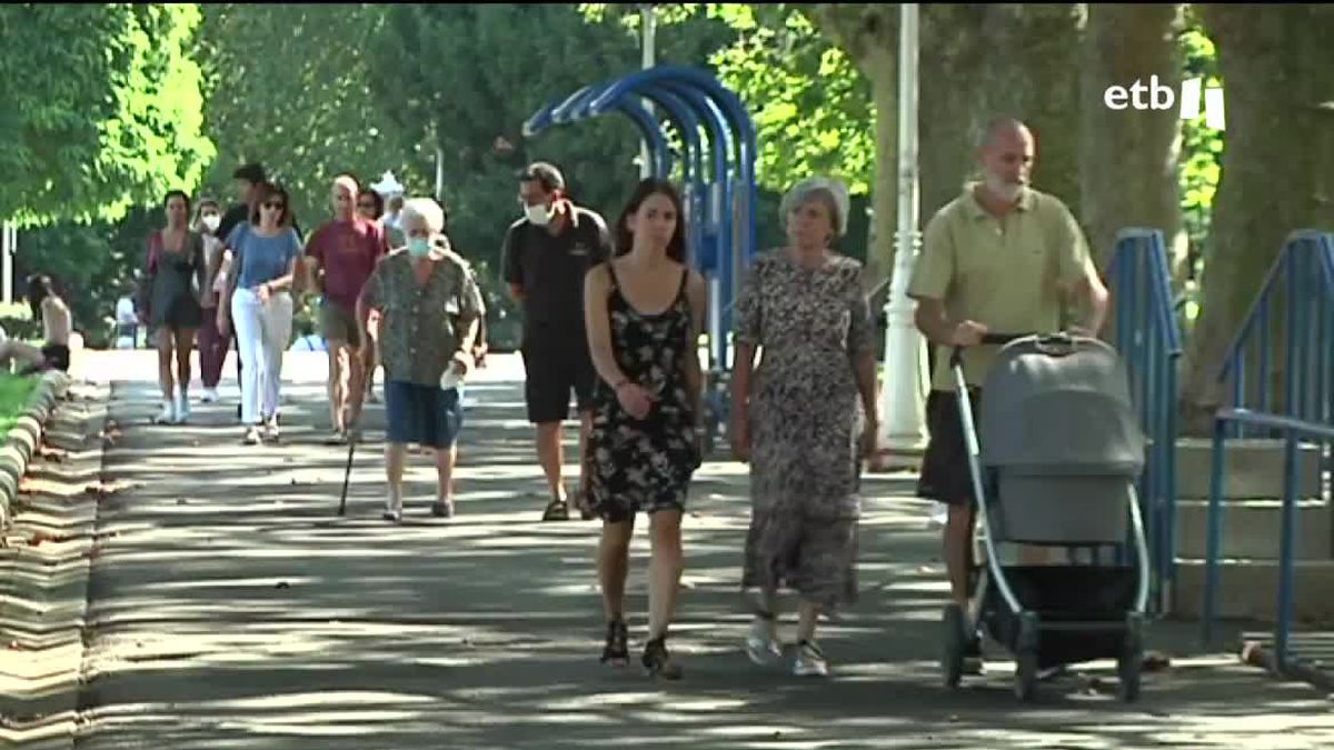 Gente paseando en San Sebastián.