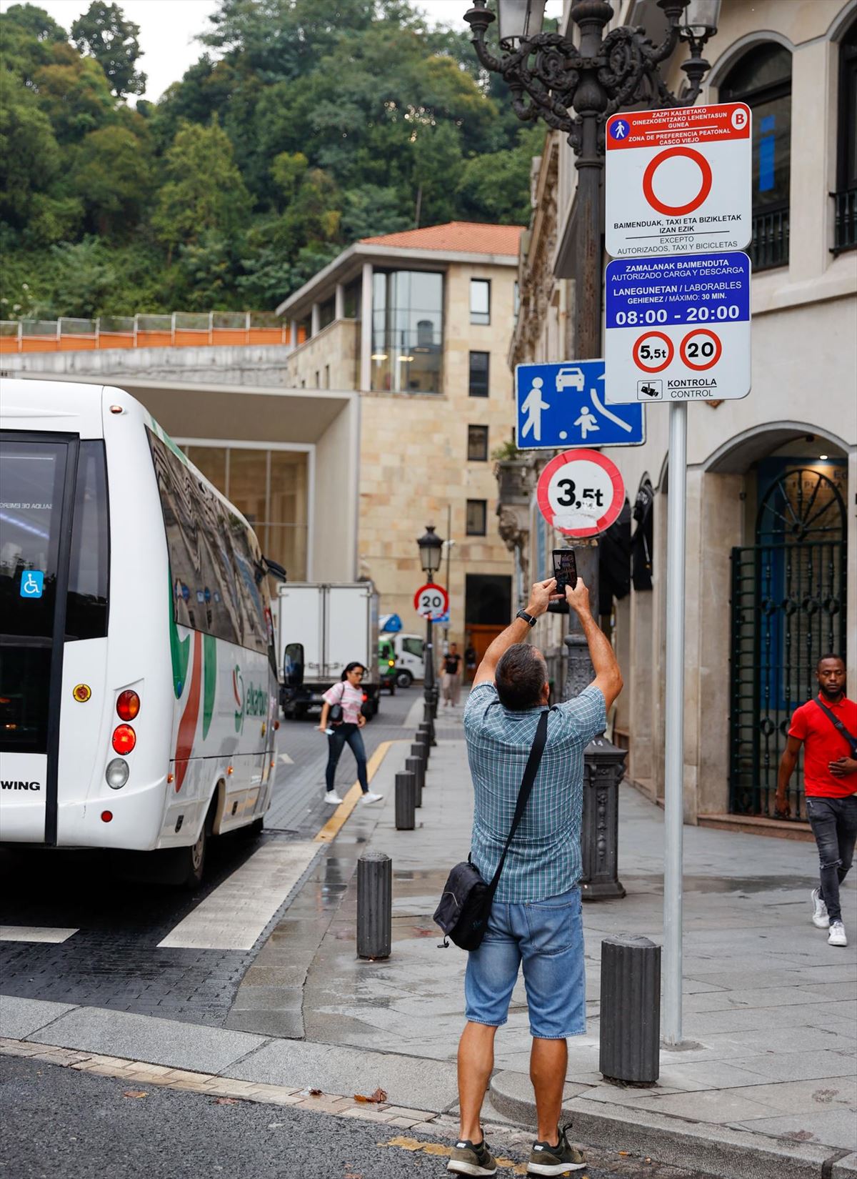 Cartel de las limitaciones para el acceso a vehículos al Casco Viejo de Bilbao.