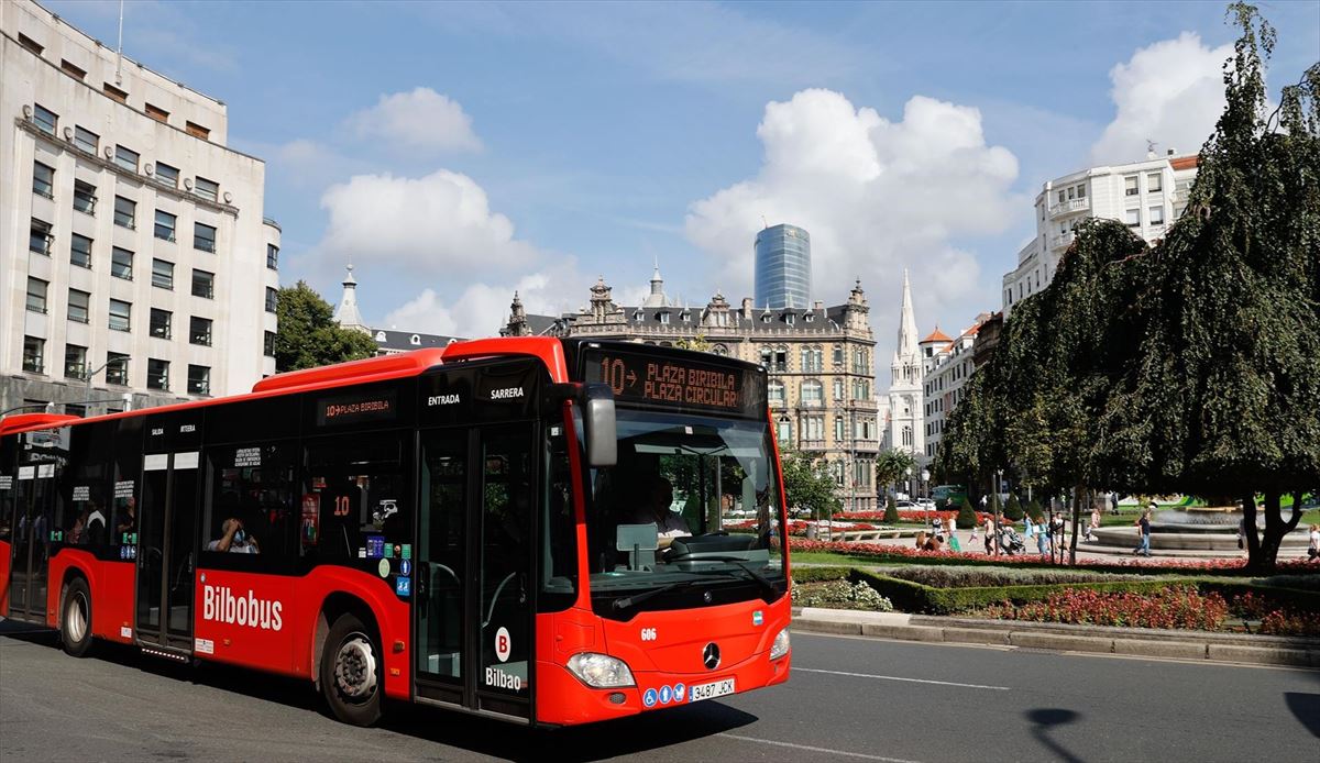 Un autobús de Bilbobus en la plaza Moyua de Bilbao. Foto: EFE