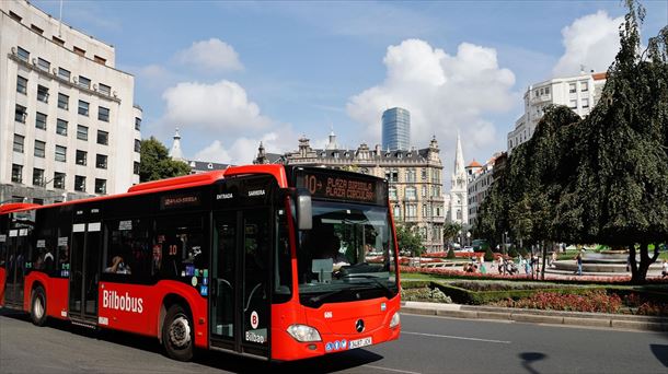 Un autobús de Bilbobus en la plaza Moyua de Bilbao. Foto: EFE