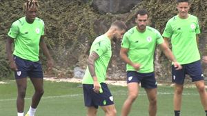Iñigo Martínez completa la sesión con el grupo; Iñaki Williams, una parte en solitario y otro junto al equipo
