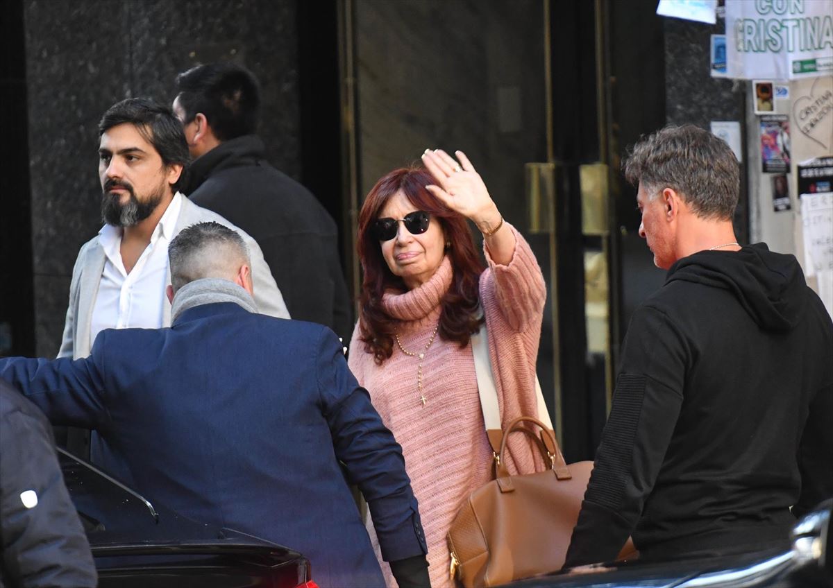 Cristina Fernandez de Kirchner presidenteordearen lehenengo agerraldi publikoa, hilketa saiakeraren ostean