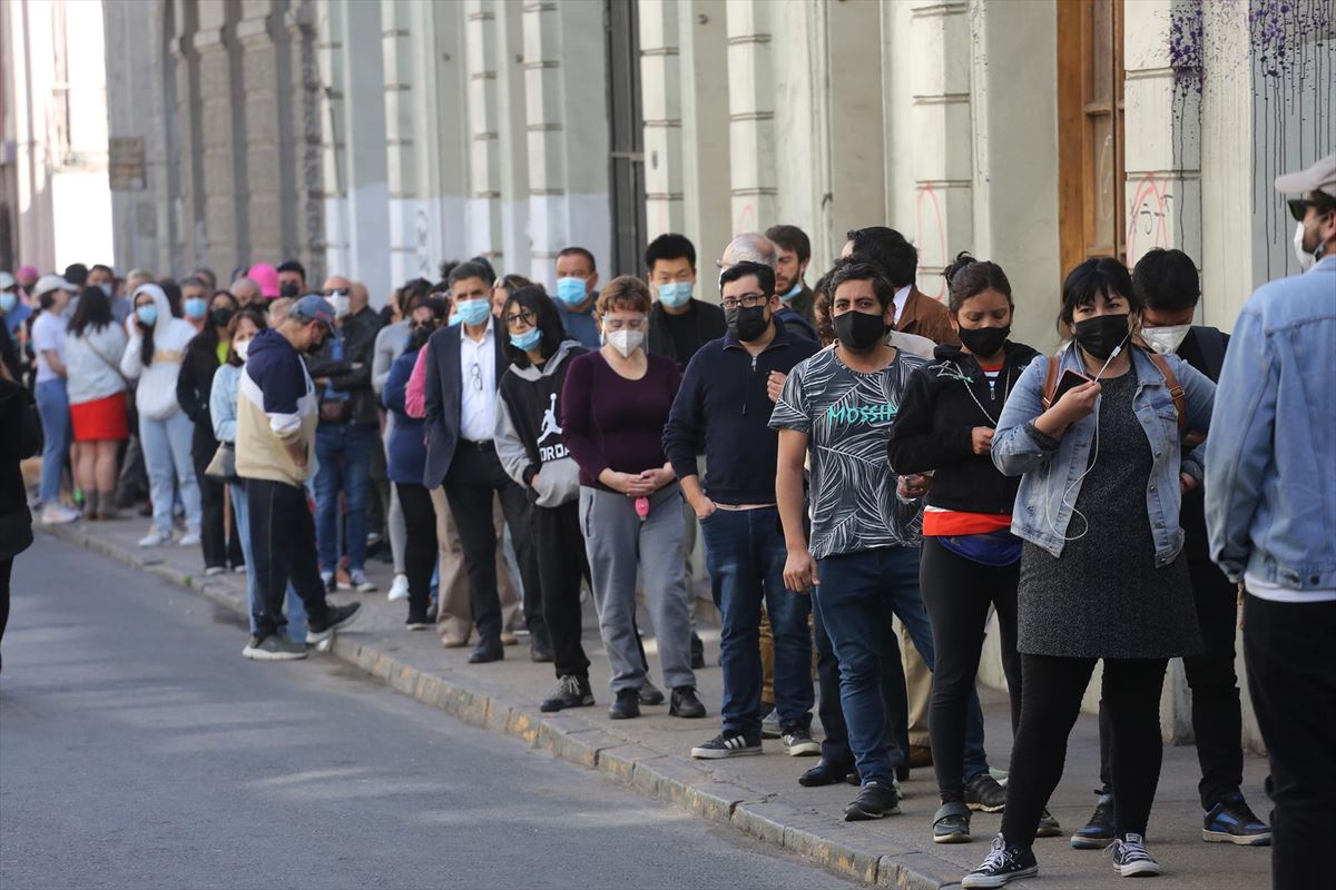 Ciudadanos hacen fila para votar. Foto: EFE