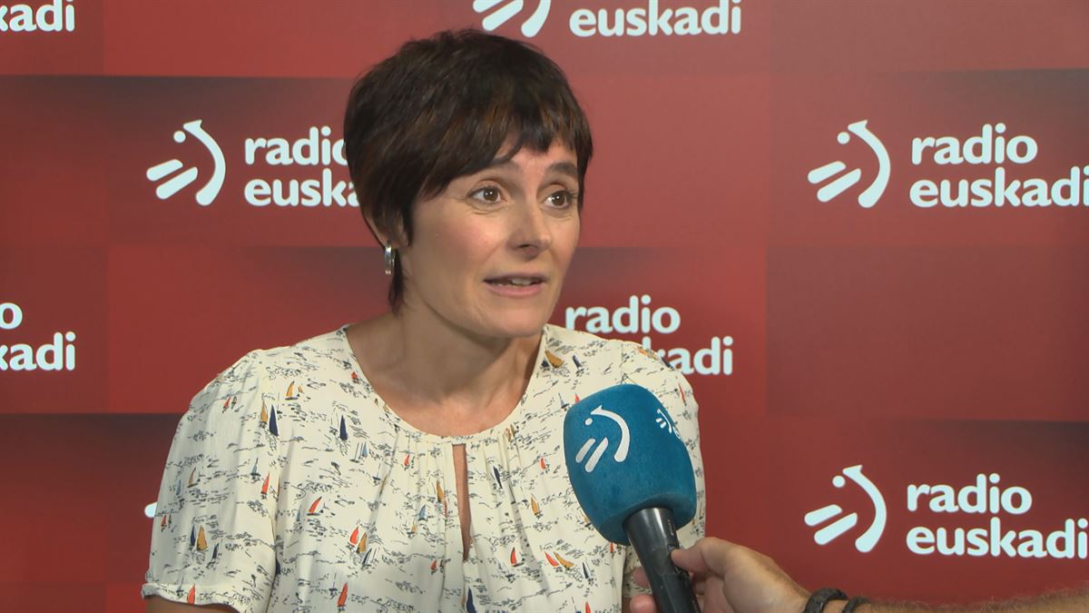 Garbiñe Aranburu Radio Euskadin. EITBren artxiboko irudia