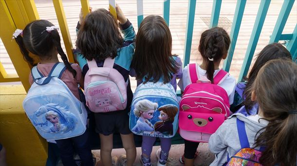 Varias niñas a la entrada de un centro escolar. 