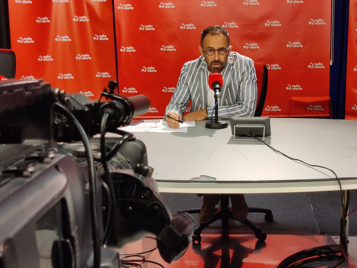 Denis Itxaso, en estudios de Radio Euskadi de Vitoria-Gasteiz
