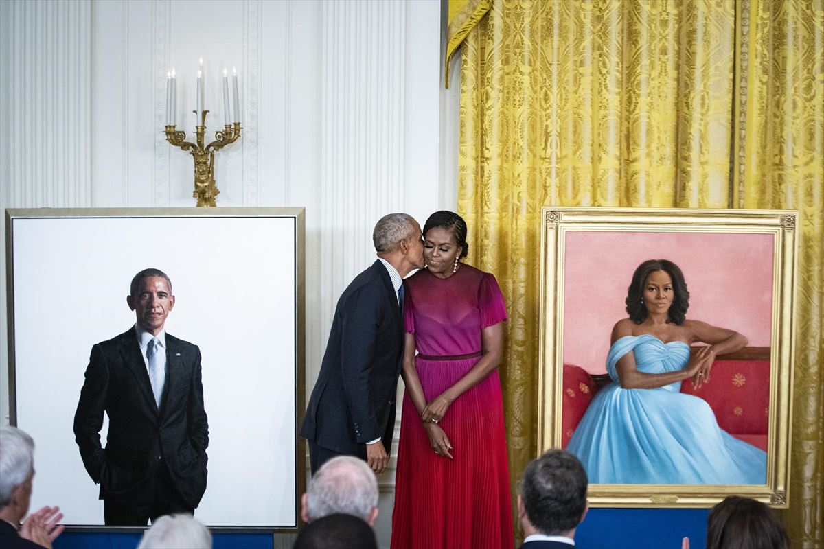 Barack y Michelle Obama con sus cuadros. Foto: EFE.