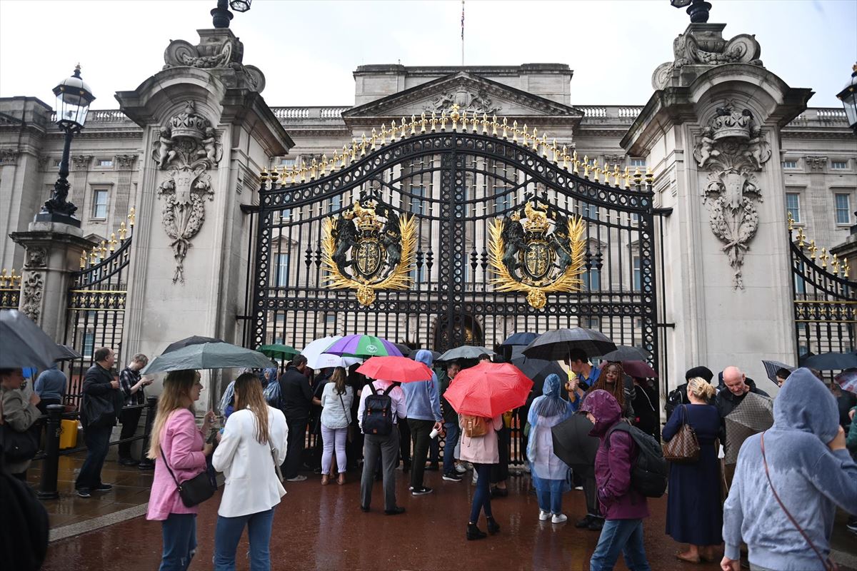 Ciudadanos ante el palacio de Buckingham, en Londres. Foto: EFE