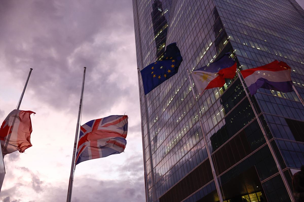 La bandera británica, a media asta, en la embajada del Reino Unido en Madrid. 