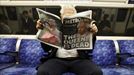 Un hombre lee un periódico con la noticia de la muerte de la reina Isabel II en portada, en Londres.  Foto: EFE title=