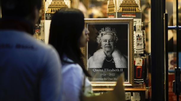 Imagen de un memorial de Isabel II en un establecimiento en Londres. Foto: EFE