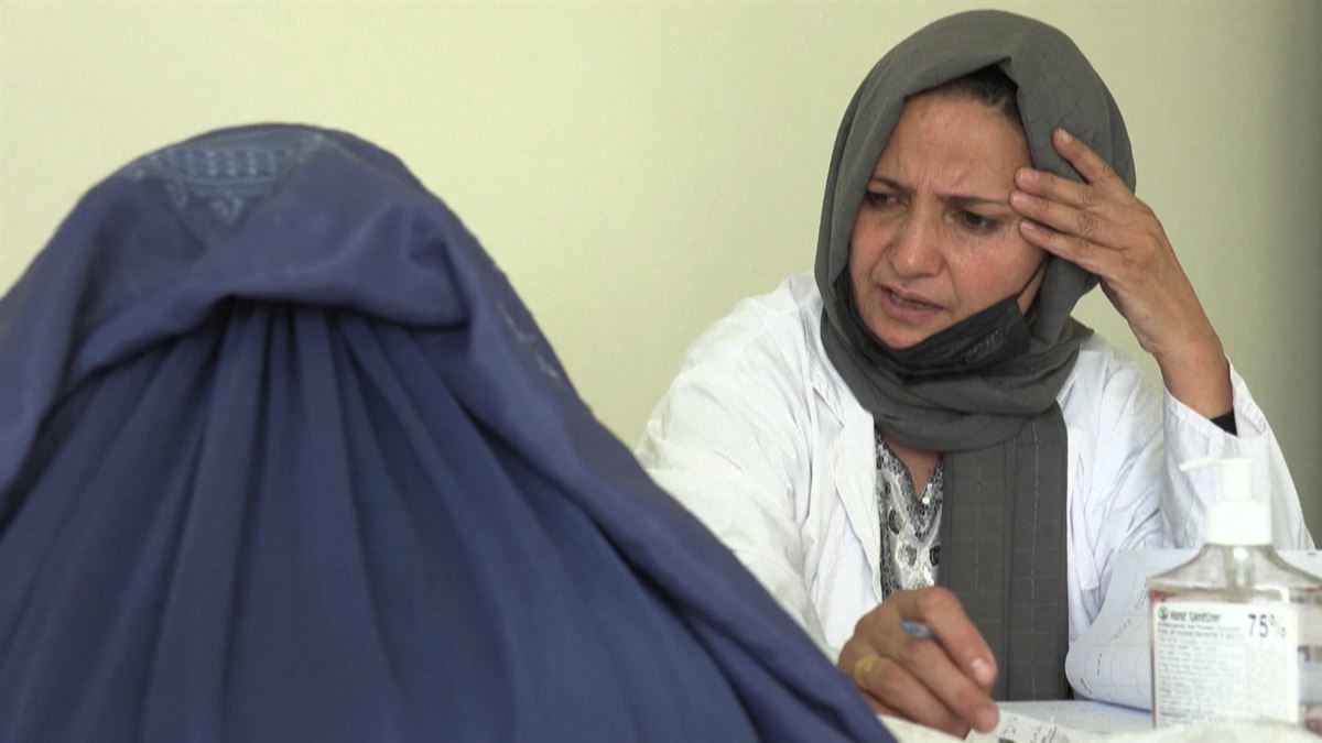 Especialista y paciente en un centro de salud mental de Afganistán