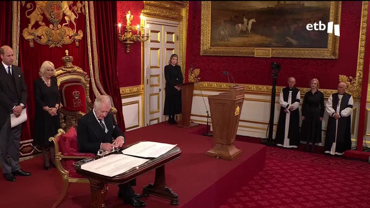 El rey Carlos III en el acto de proclamación.