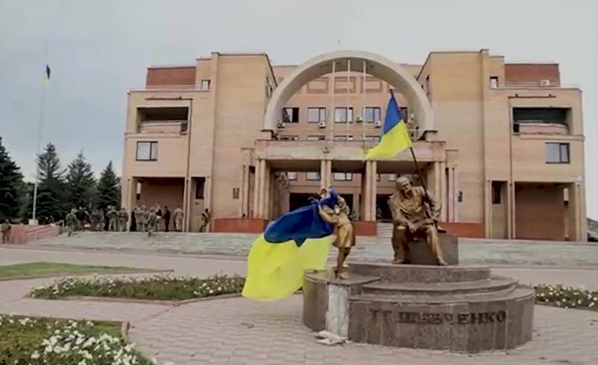 Banderas ucranianas hondean en Balaklia, una de las localidades recuperadas en Járkov. Foto: EFE