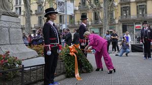 ERCko ordezkariei txistuak eta oihuak, Diada egunari hasiera eman dion ohiko lore-eskaintzan