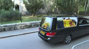 Elizabeth II.aren gorpua Balmoraletik atera da, eta Edinburgorako bidean da jada