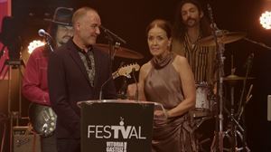 Elene Lizarralde y Unai Iparragirre soplan 40 velas por el aniversario de EITB en FesTVal 2022