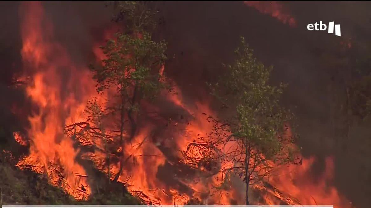 El incendio de Zeberio no se da por controlado aún, pero no hay peligro para los caseríos de la zona