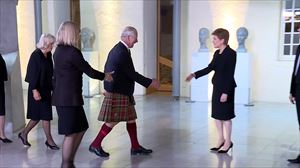 El Parlamento de Escocia recibe con honores al nuevo rey Carlos III