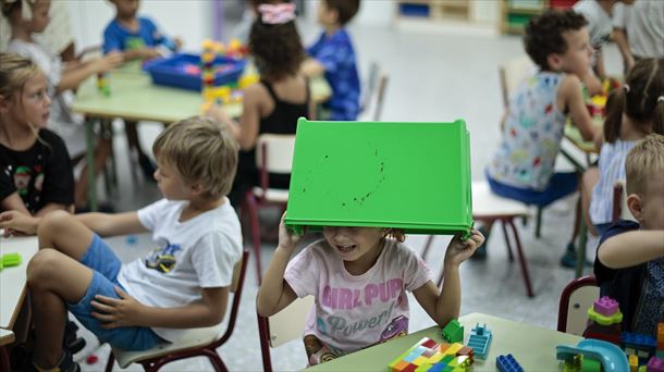 Niñas y niños en un colegio. 