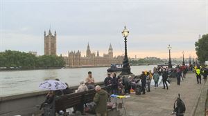 Miles de personas hacen cola para visitar la capilla ardiente de Isabel II