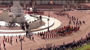 El cortejo fúnebre de Isabel II recorre las calles de Londres hasta llegar a Westminster