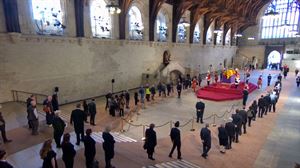 Decenas de miles de ciudadanos británicos entran a rendir tributo a Isabel II en su capilla ardiente