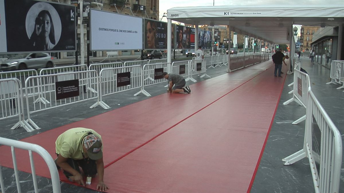 Varios trabajadores colocan la alfombra roja del Zinemaldia. 