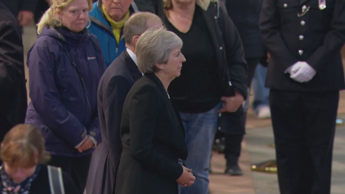 Theresa May Elizabeth II.aren hil-kaperan. Reutersen bideo batetik ateratako irudia.