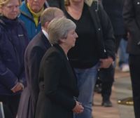 Theresa May se une a las colas de ciudadanos para asistir a la capilla ardiente de Isabel II