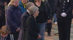 Theresa May se une a las colas de ciudadanos para asistir a la capilla ardiente de Isabel II