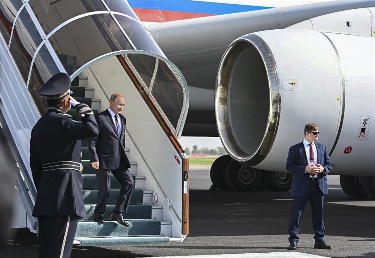 Putin bajando del avion. Foto: EFE.