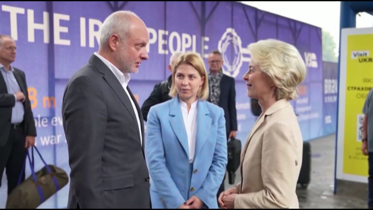 Ursula von der Leyen Ukrainara iritsi den unea. Agentzietako bideo batetik ateratako irudia.