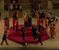 Errege-guardia bat zorabiatu egin da Westminsterren, Elizabeth II.aren hil-kaperan