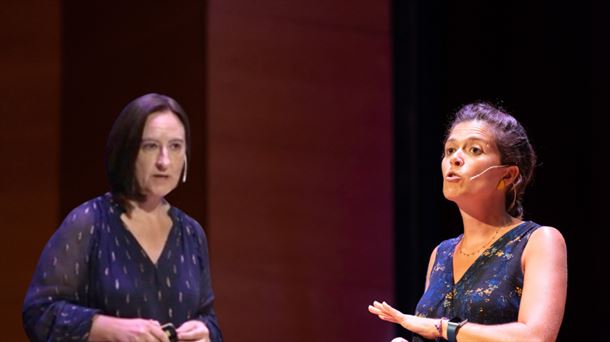 Lorena Pérez (lingüista cognitiva) y Marta Olazabal (ingeniera medioambiental) en Naukas 2022