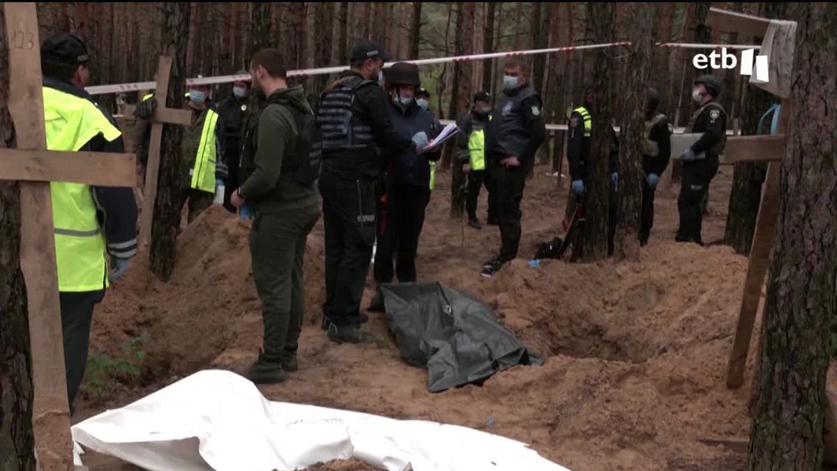 Hallan cerca de 500 cuerpos enterrados en un bosque en la zona previamente ocupada por el Ejército ruso