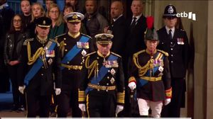 El rey Carlos III y sus hermanos asisten a la vigilia de los príncipes