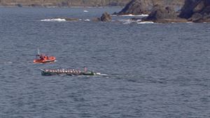 Una embarcación se cruza en el camino de Samertolameu en sus primeros metros del playoff