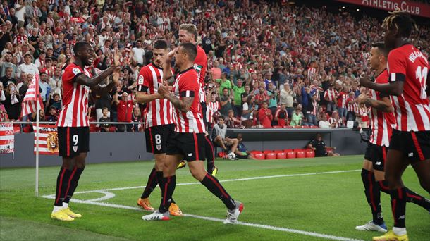 Jugadores del Athletic celebran el gol de Iñaki Williams