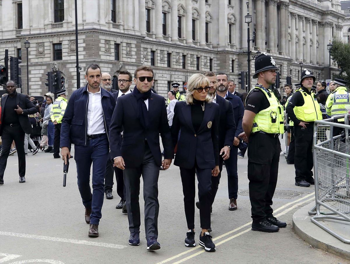 Emmanuel y Brigitte Macron llegan a Westminster Hall. Foto: EFE.