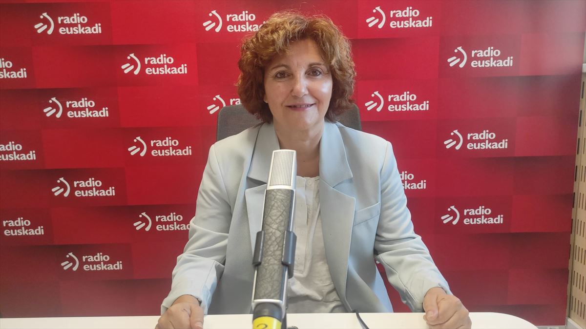 Pilar Garrido, Radio Euskadiko estudioetan. Argazkia: EITB Media