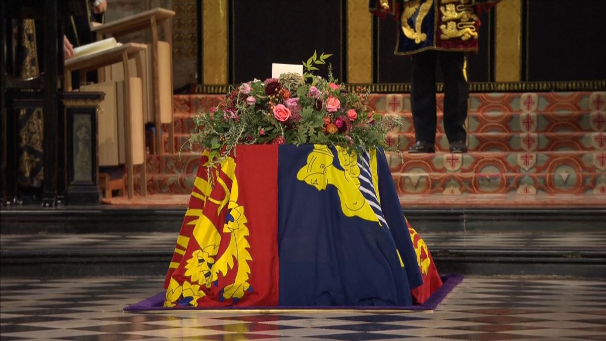 El féretro de Isabel II descansa ya en la cripta real de Windsor