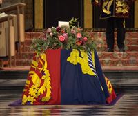 El féretro de Isabel II descansa ya en la cripta real de Windsor