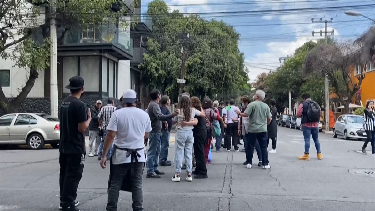 Personas permanecen en las calles después de activarse la alerta sísmica en la Ciudad de México. EFE