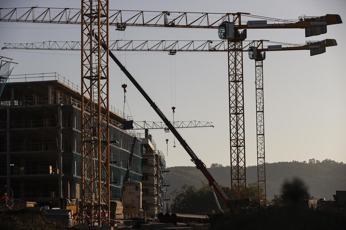 La construcción, uno de los sectores que más ha subido en Navarra. Foto: Efe