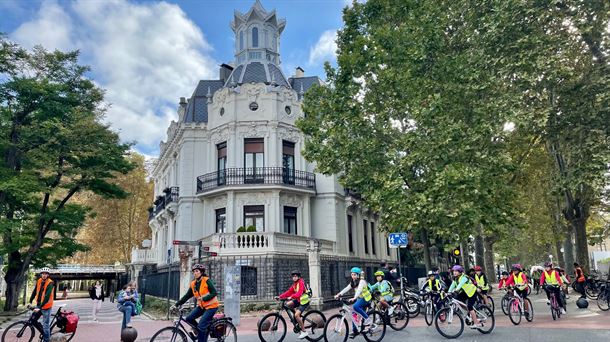 Escolares de Vitoria-Gasteiz aprenden a circular con bicicleta de forma segura